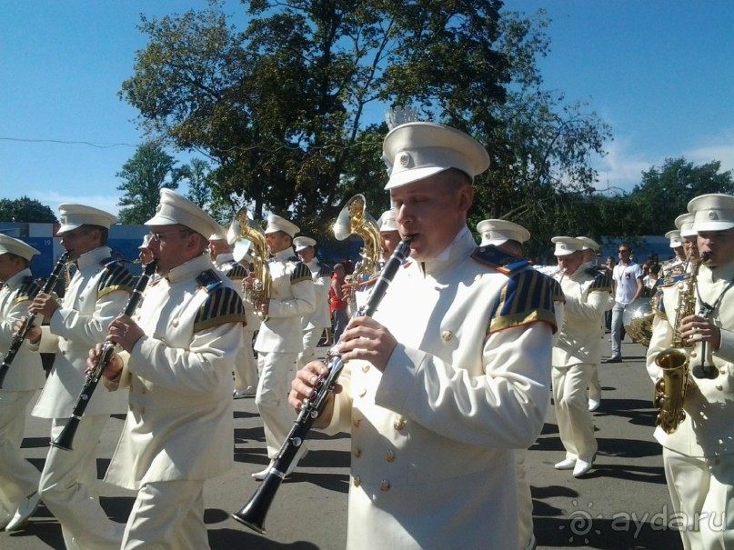 Шествие военных оркестров-участников фестиваля "Спасская башня" по центральной аллее ВДНХ.