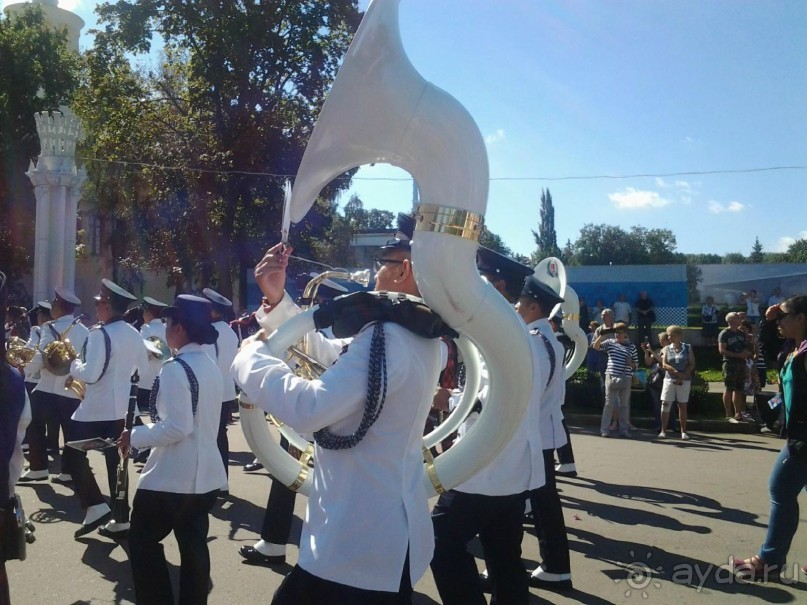 Шествие военных оркестров-участников фестиваля "Спасская башня" по центральной аллее ВДНХ.