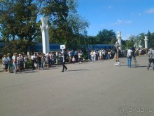 Шествие военных оркестров-участников фестиваля "Спасская башня" по центральной аллее ВДНХ.