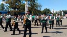 Шествие военных оркестров-участников фестиваля "Спасская башня" по центральной аллее ВДНХ.