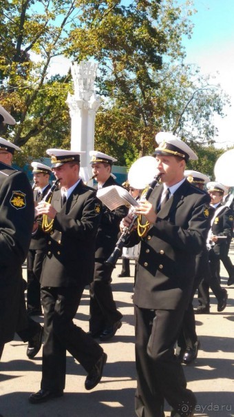 Шествие военных оркестров-участников фестиваля "Спасская башня" по центральной аллее ВДНХ.