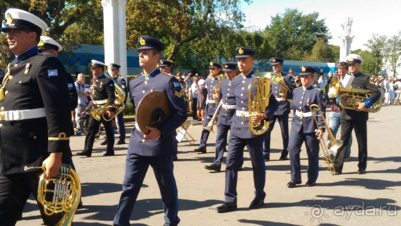 Шествие военных оркестров-участников фестиваля "Спасская башня" по центральной аллее ВДНХ.