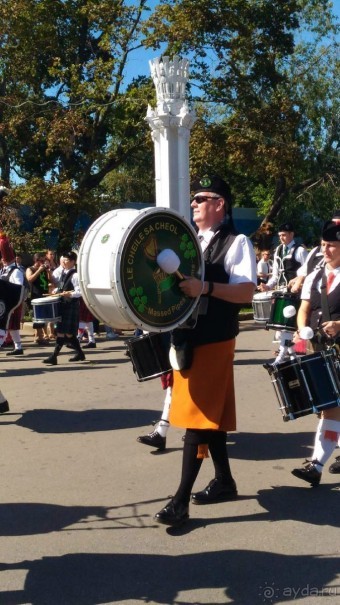 Шествие военных оркестров-участников фестиваля "Спасская башня" по центральной аллее ВДНХ.