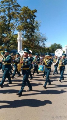 Шествие военных оркестров-участников фестиваля "Спасская башня" по центральной аллее ВДНХ.