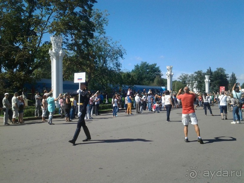 Шествие военных оркестров-участников фестиваля "Спасская башня" по центральной аллее ВДНХ.