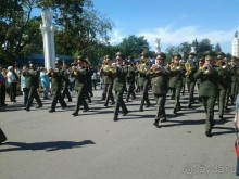 Шествие военных оркестров-участников фестиваля "Спасская башня" по центральной аллее ВДНХ.