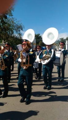 Шествие военных оркестров-участников фестиваля "Спасская башня" по центральной аллее ВДНХ.