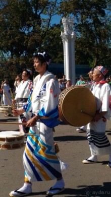 Шествие военных оркестров-участников фестиваля "Спасская башня" по центральной аллее ВДНХ.