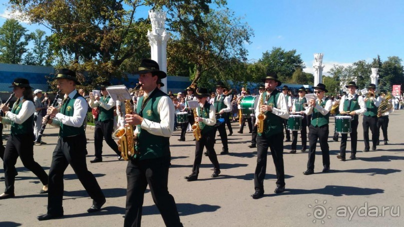 Шествие военных оркестров-участников фестиваля "Спасская башня" по центральной аллее ВДНХ.
