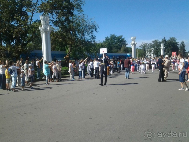 Шествие военных оркестров-участников фестиваля "Спасская башня" по центральной аллее ВДНХ.