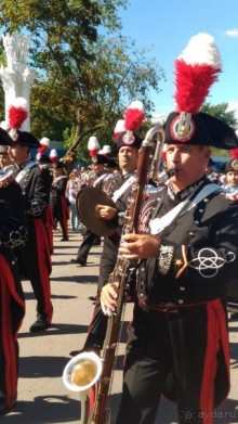 Шествие военных оркестров-участников фестиваля "Спасская башня" по центральной аллее ВДНХ.