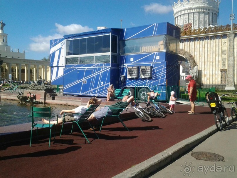 Шествие военных оркестров-участников фестиваля "Спасская башня" по центральной аллее ВДНХ.