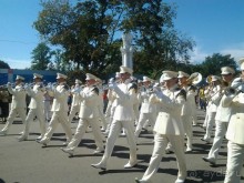 Шествие военных оркестров-участников фестиваля "Спасская башня" по центральной аллее ВДНХ.
