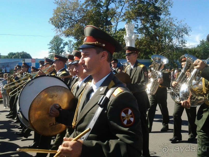 Шествие военных оркестров-участников фестиваля "Спасская башня" по центральной аллее ВДНХ.
