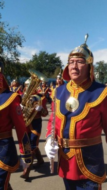 Шествие военных оркестров-участников фестиваля "Спасская башня" по центральной аллее ВДНХ.