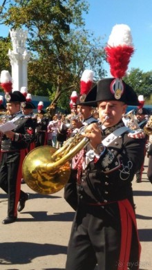 Шествие военных оркестров-участников фестиваля "Спасская башня" по центральной аллее ВДНХ.
