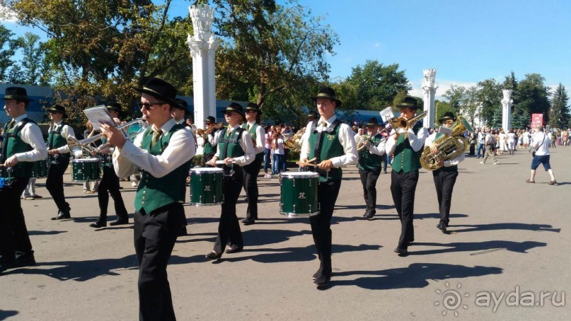 Шествие военных оркестров-участников фестиваля "Спасская башня" по центральной аллее ВДНХ.