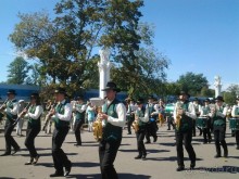 Шествие военных оркестров-участников фестиваля "Спасская башня" по центральной аллее ВДНХ.