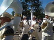 Шествие военных оркестров-участников фестиваля "Спасская башня" по центральной аллее ВДНХ.