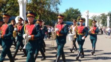 Шествие военных оркестров-участников фестиваля "Спасская башня" по центральной аллее ВДНХ.