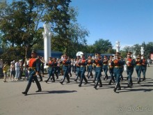 Шествие военных оркестров-участников фестиваля "Спасская башня" по центральной аллее ВДНХ.