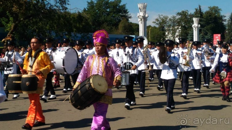 Шествие военных оркестров-участников фестиваля "Спасская башня" по центральной аллее ВДНХ.