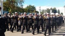 Шествие военных оркестров-участников фестиваля "Спасская башня" по центральной аллее ВДНХ.