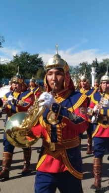 Шествие военных оркестров-участников фестиваля "Спасская башня" по центральной аллее ВДНХ.