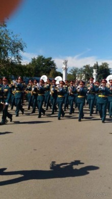 Шествие военных оркестров-участников фестиваля "Спасская башня" по центральной аллее ВДНХ.