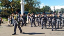Шествие военных оркестров-участников фестиваля "Спасская башня" по центральной аллее ВДНХ.