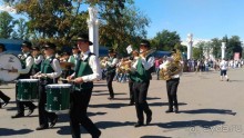 Шествие военных оркестров-участников фестиваля "Спасская башня" по центральной аллее ВДНХ.