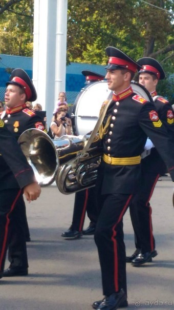 Шествие военных оркестров-участников фестиваля "Спасская башня" по центральной аллее ВДНХ.