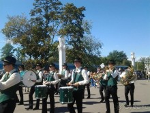 Шествие военных оркестров-участников фестиваля "Спасская башня" по центральной аллее ВДНХ.