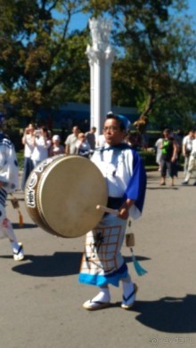 Шествие военных оркестров-участников фестиваля "Спасская башня" по центральной аллее ВДНХ.