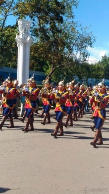 Шествие военных оркестров-участников фестиваля "Спасская башня" по центральной аллее ВДНХ.