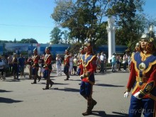 Шествие военных оркестров-участников фестиваля "Спасская башня" по центральной аллее ВДНХ.