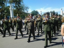 Шествие военных оркестров-участников фестиваля "Спасская башня" по центральной аллее ВДНХ.