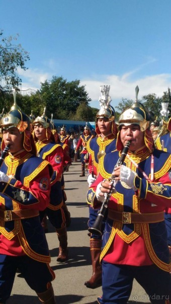 Шествие военных оркестров-участников фестиваля "Спасская башня" по центральной аллее ВДНХ.