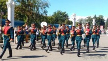 Шествие военных оркестров-участников фестиваля "Спасская башня" по центральной аллее ВДНХ.