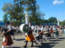 Шествие военных оркестров-участников фестиваля "Спасская башня" по центральной аллее ВДНХ.