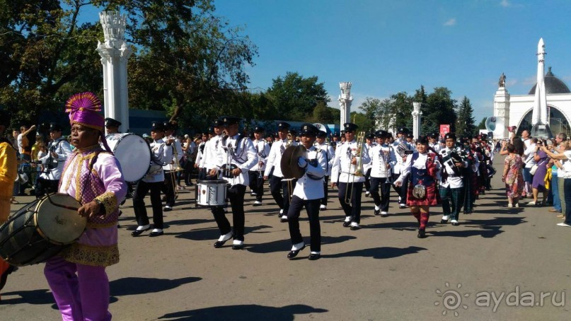 Шествие военных оркестров-участников фестиваля "Спасская башня" по центральной аллее ВДНХ.