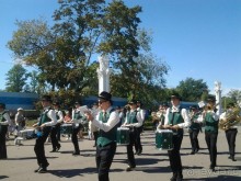 Шествие военных оркестров-участников фестиваля "Спасская башня" по центральной аллее ВДНХ.