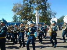 Шествие военных оркестров-участников фестиваля "Спасская башня" по центральной аллее ВДНХ.