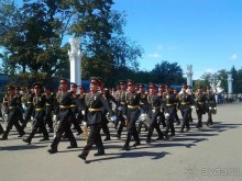 Шествие военных оркестров-участников фестиваля "Спасская башня" по центральной аллее ВДНХ.