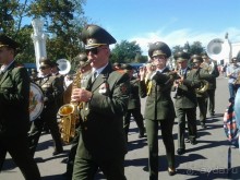 Шествие военных оркестров-участников фестиваля "Спасская башня" по центральной аллее ВДНХ.
