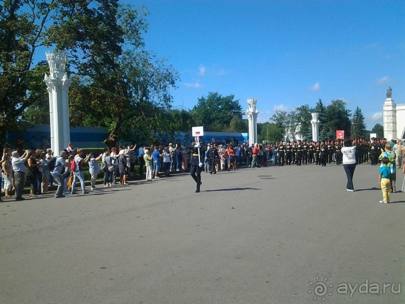 Шествие военных оркестров-участников фестиваля "Спасская башня" по центральной аллее ВДНХ.
