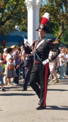 Шествие военных оркестров-участников фестиваля "Спасская башня" по центральной аллее ВДНХ.