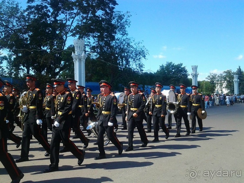 Шествие военных оркестров-участников фестиваля "Спасская башня" по центральной аллее ВДНХ.