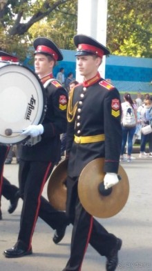 Шествие военных оркестров-участников фестиваля "Спасская башня" по центральной аллее ВДНХ.