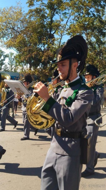 Шествие военных оркестров-участников фестиваля "Спасская башня" по центральной аллее ВДНХ.
